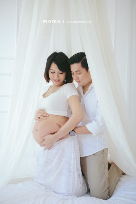 bali maternity photography emotional couple pregnancy moment
